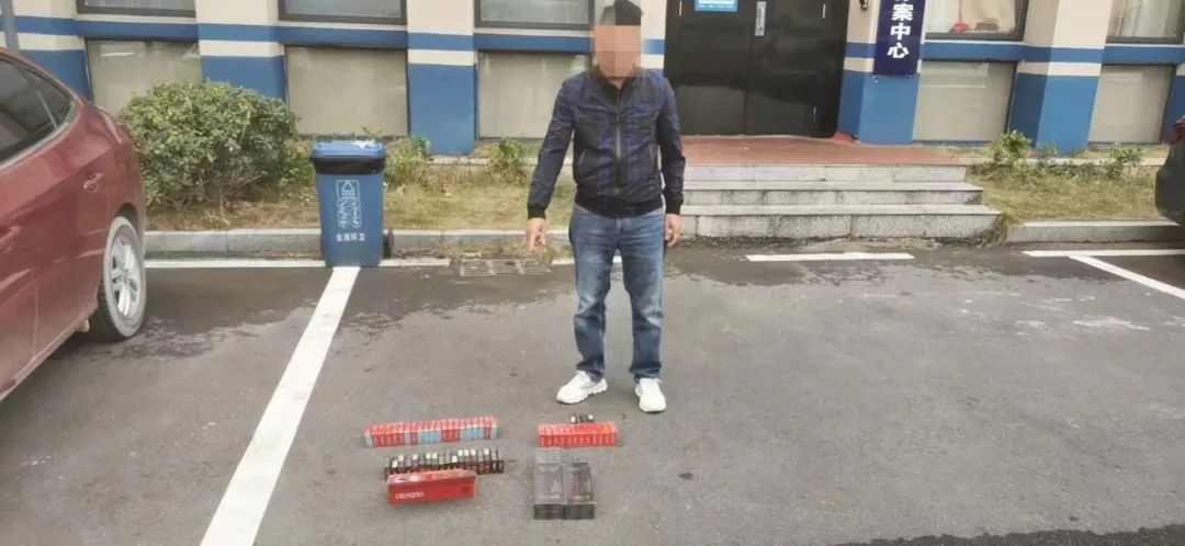 两男子“唱双簧”，掉包“华子”进班房