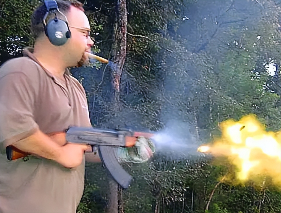 ak47从桥上打水里可以射多远,ak47多少米能用手接住