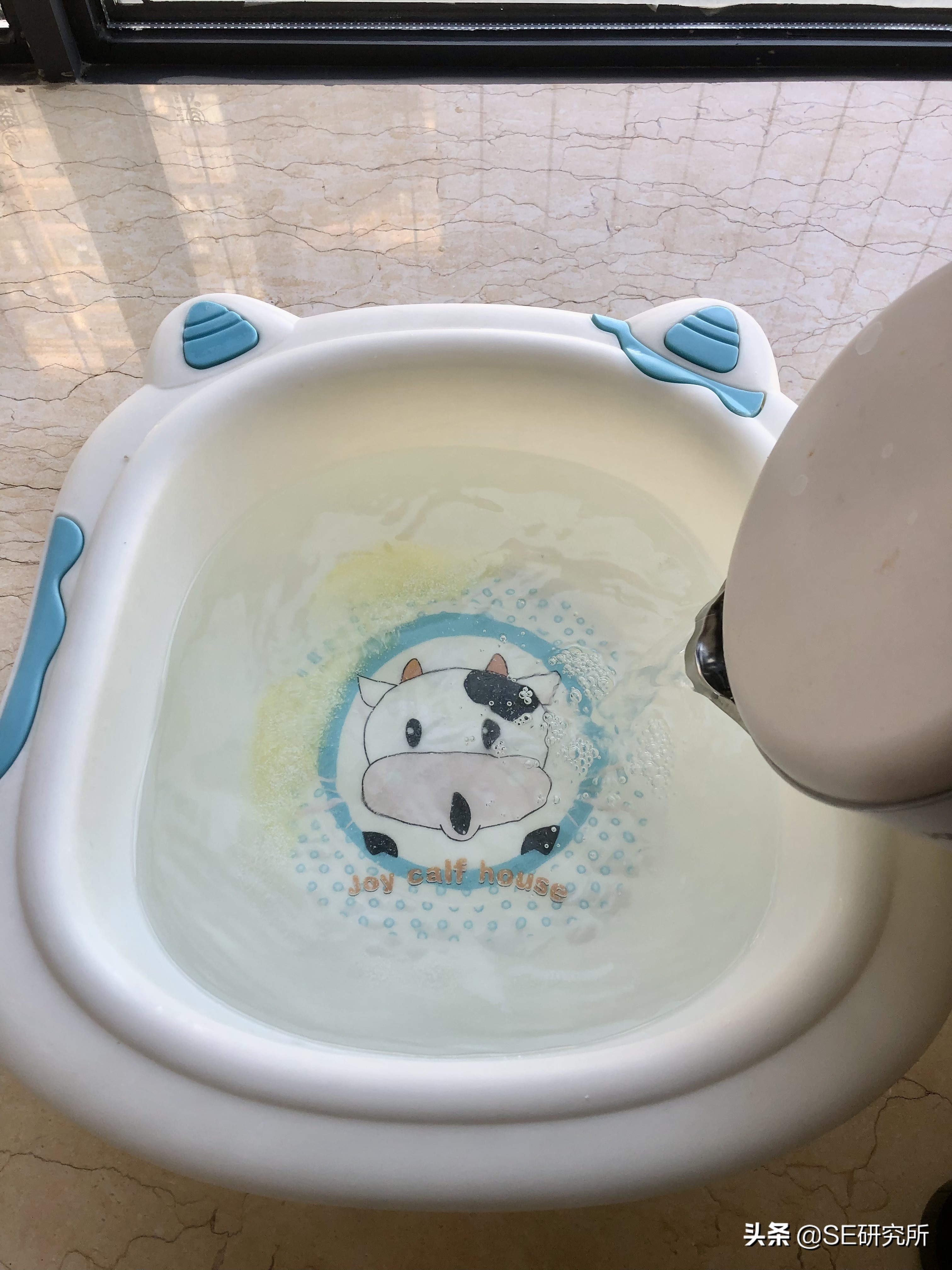 白色衣服被染色了怎么还原,衣服被染成了粉色怎么变回白色