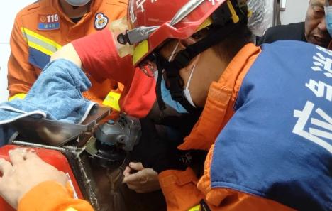 女子绞肉时手指被卡,工人手卡绞肉机血流不止