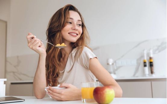 脸上保湿不容易长皱纹,脸上有皱纹试试四个方法消除