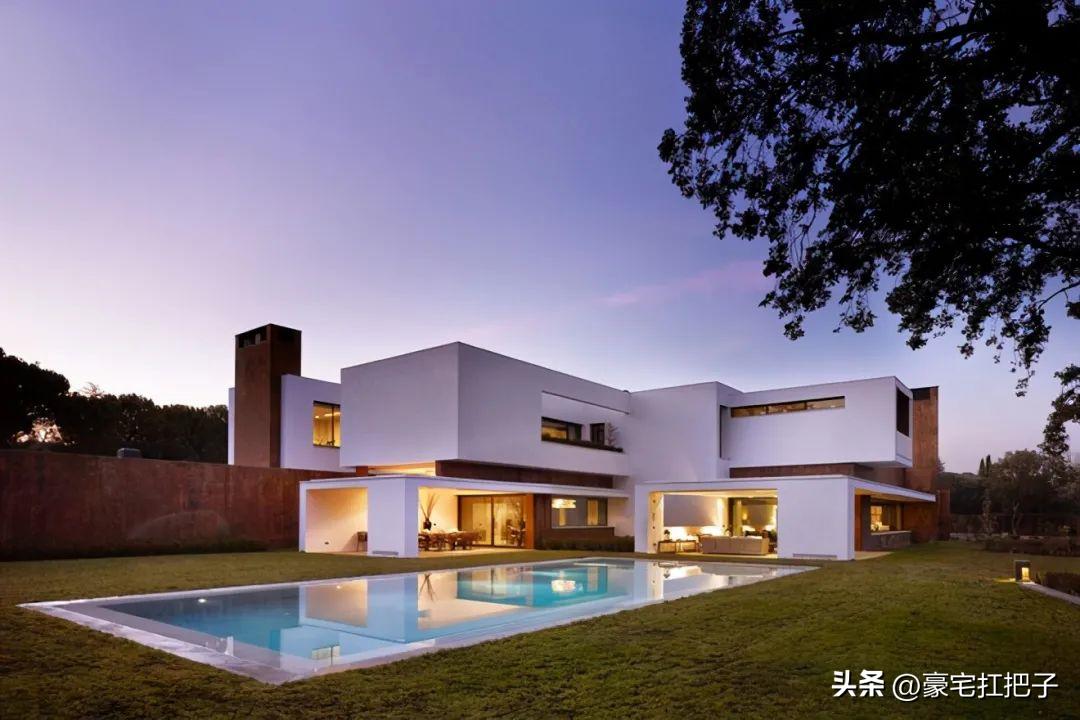 C罗9套豪宅曝光，女友花半小时才走到客厅，车库有超20辆顶级跑车