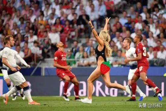 球迷冲进球场拥抱梅西被拘留,球迷冲进球场拥抱梅西拘留