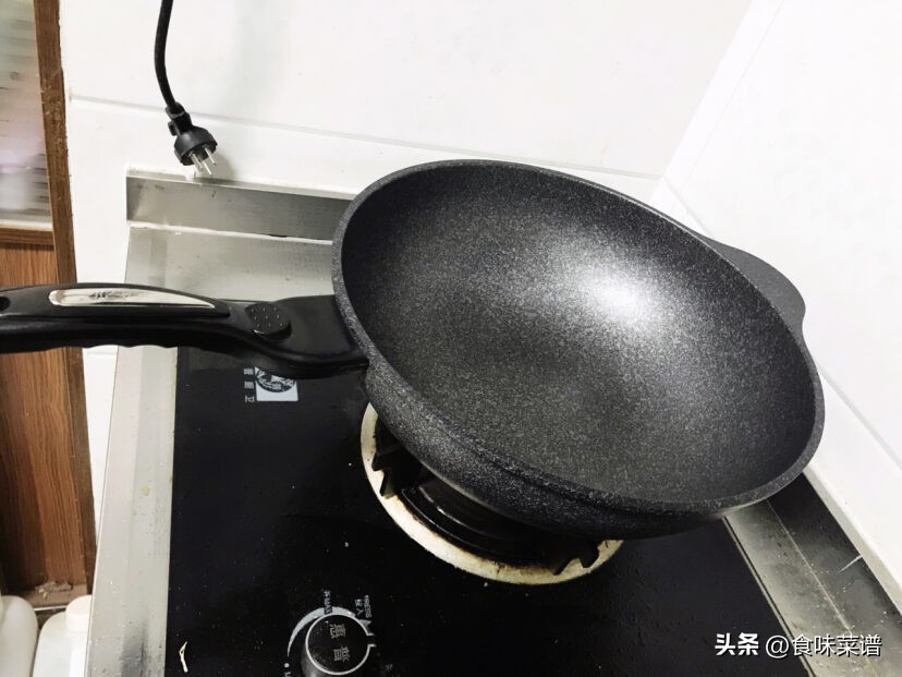 铸铁锅和不粘锅哪个好用,铸铁锅炒菜和不粘锅区别