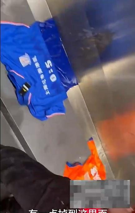 中国女足夺冠球迷疯狂庆祝,16年夺冠球迷疯狂瞬间