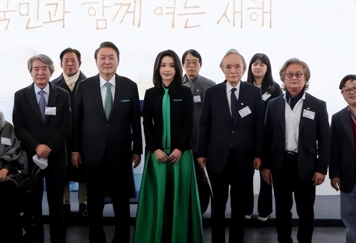 闊╁浗澶汉绌胯亴涓氬瑁呰姘斿満鍏ㄥ紑,闊╁浗绗竴澶汉绌胯タ瑁呴厤缁胯壊琛～