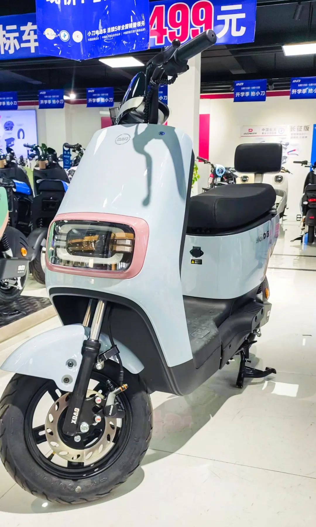 电动车刹车灯不亮但是开大灯就亮,电动车大灯一会亮一会不亮