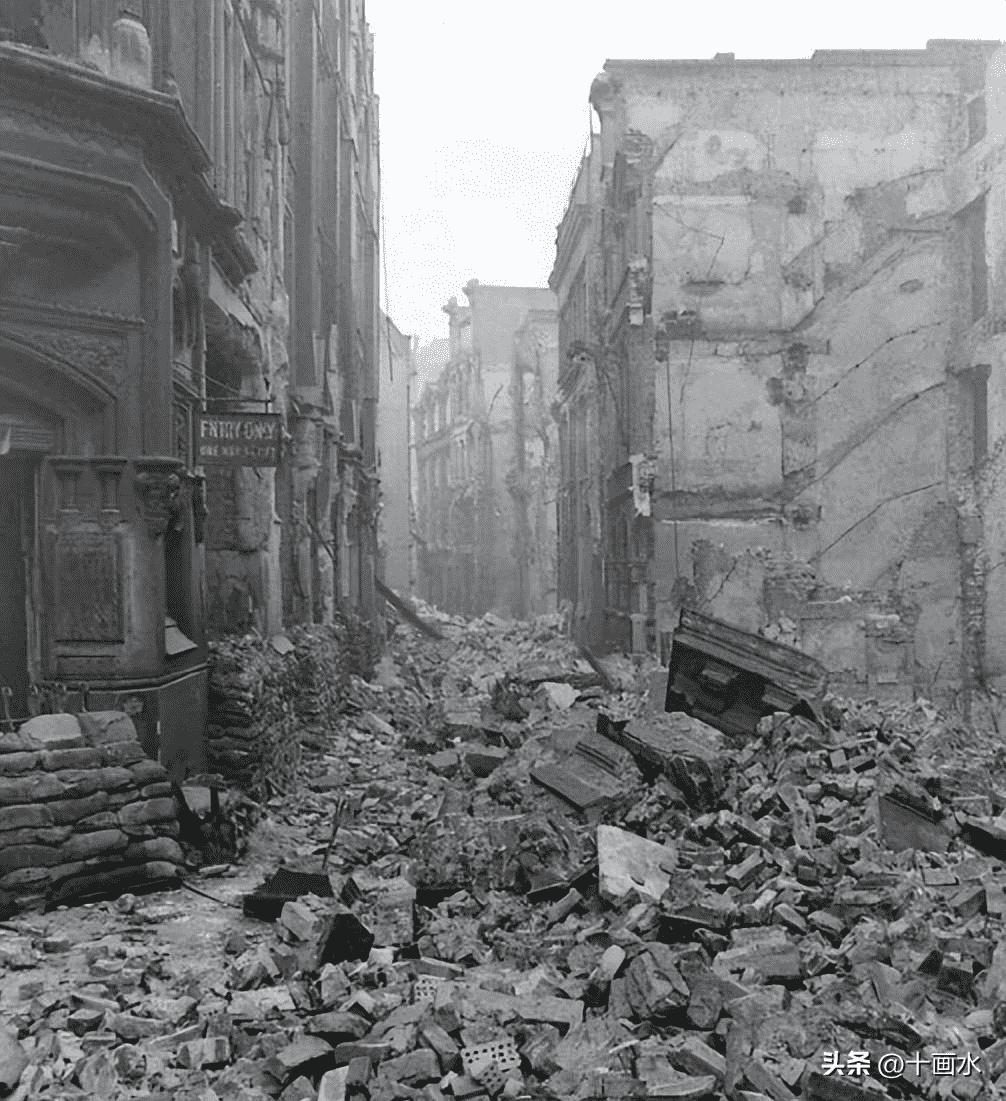 *光脱**犹太人女人衣服，集体*杀屠**，老照片再现变态的纳粹德国！