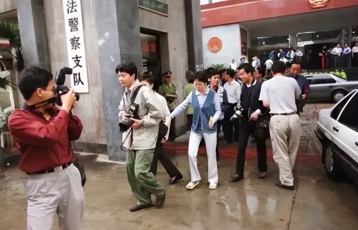 巨骗还是天才？罐头换苏联飞机，三度入狱，76岁坐拥北京264套房