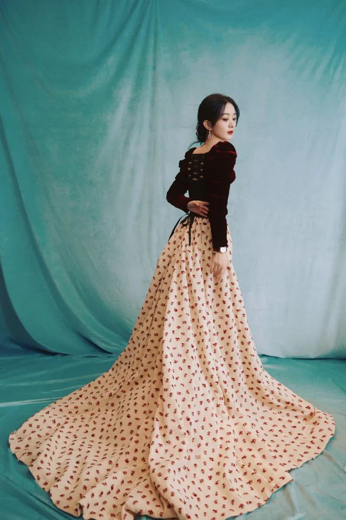 杨紫琼大衣配高筒靴穿搭,杨紫琼穿丝绒大衣图片