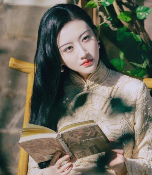 安徽一大学美术老师走红，气质古典眉目如画，堪称现实版“司藤”