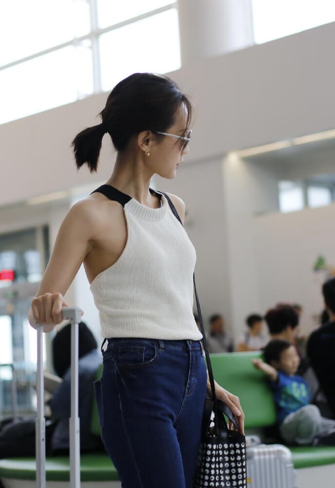 李一桐凸显好身材,李一桐机场完美身材