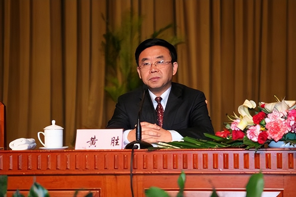 山东副省长黄胜:建行宫,*养包**46名*妇情**洗鸳鸯浴,外号“黄三亿”