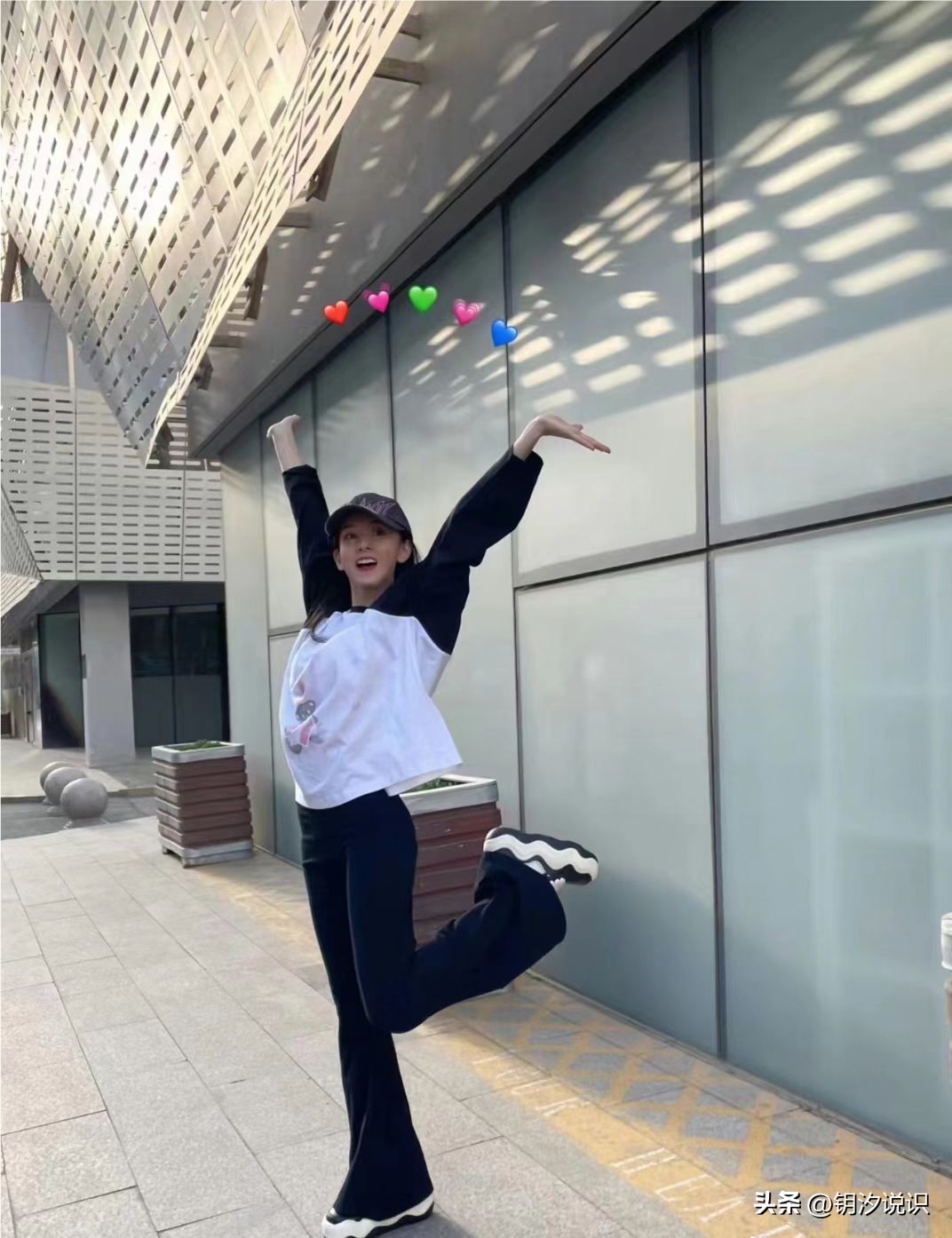 宋祖儿穿皮裤现身机场,宋祖儿机场穿黄色背带裤