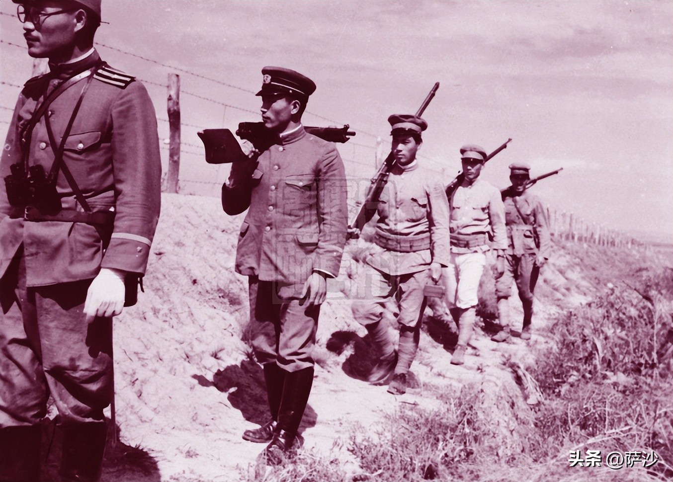 为什么抗日时期国军服装分了颜色,为什么汉奸军服是军阀服装