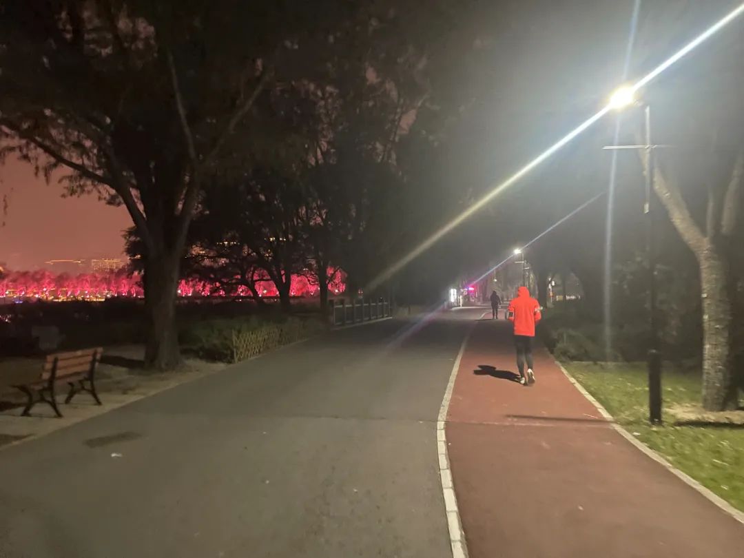 每小时800元学跑步，里程计入KPI，中年高管拼进马拉松