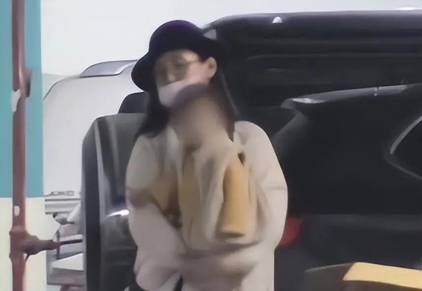 小白花被玫瑰嘲笑故事,小白花被玫瑰嘲笑