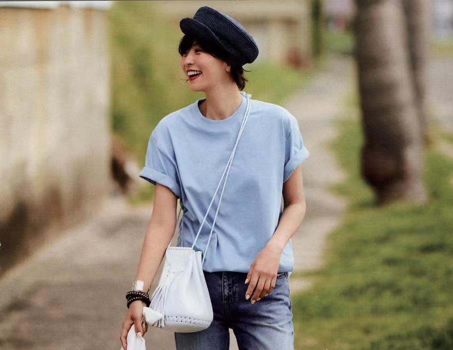 女生穿运动鞋最时尚的穿搭,宽松t恤女中长款搭配什么鞋
