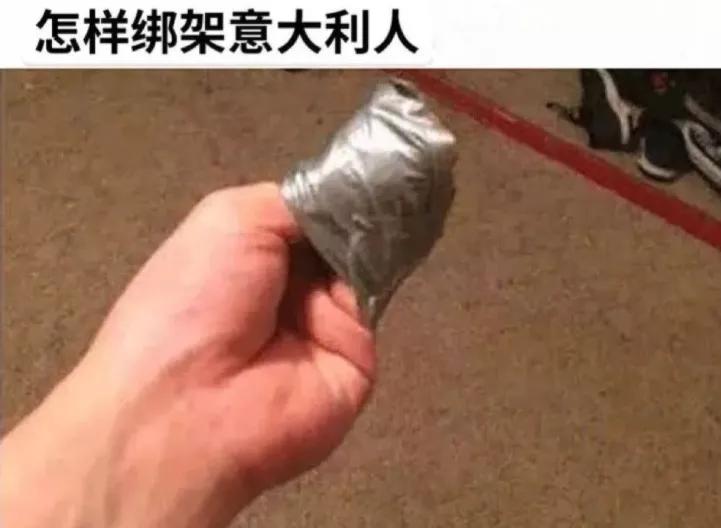 意大利人一个手势被玩坏，网友：捆住他们的手，就说不了话了