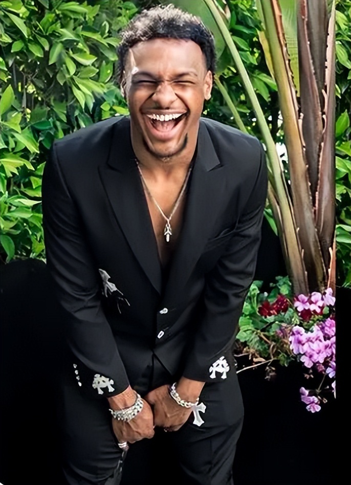 詹皇穿白西装,詹皇苦练身材大秀肌肉