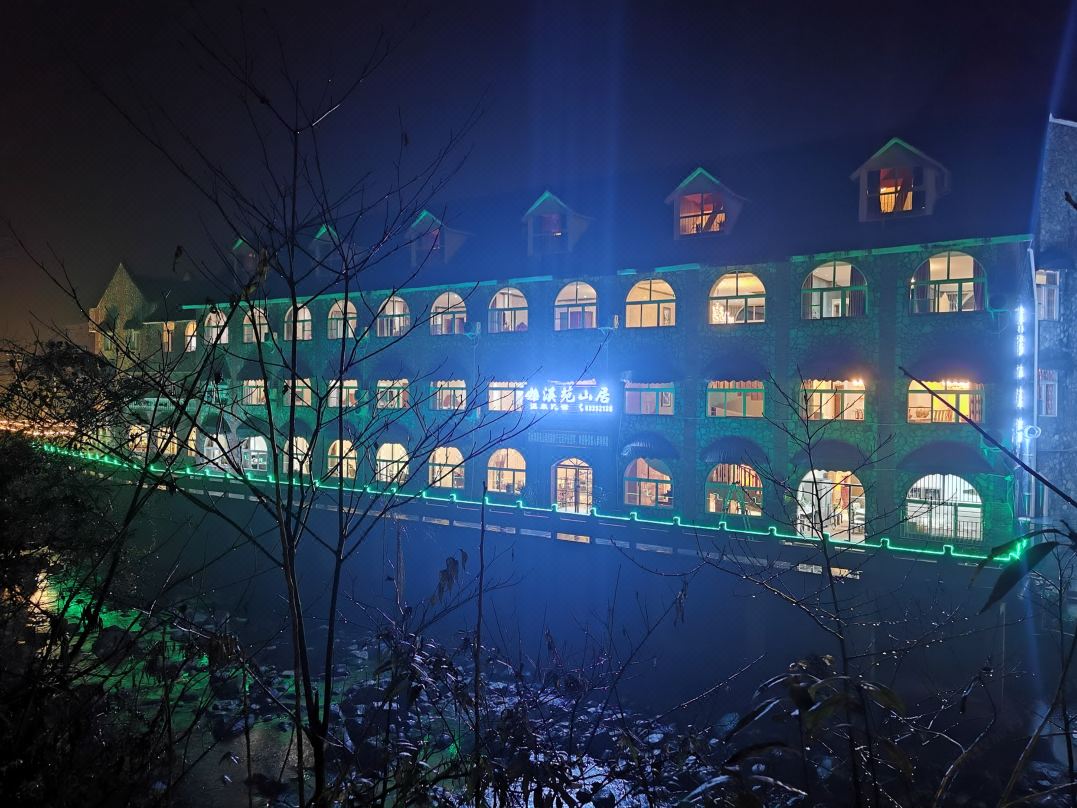 成都重金引进花水湾天然万年古海温泉,装修极尽奢华,紧邻雪山