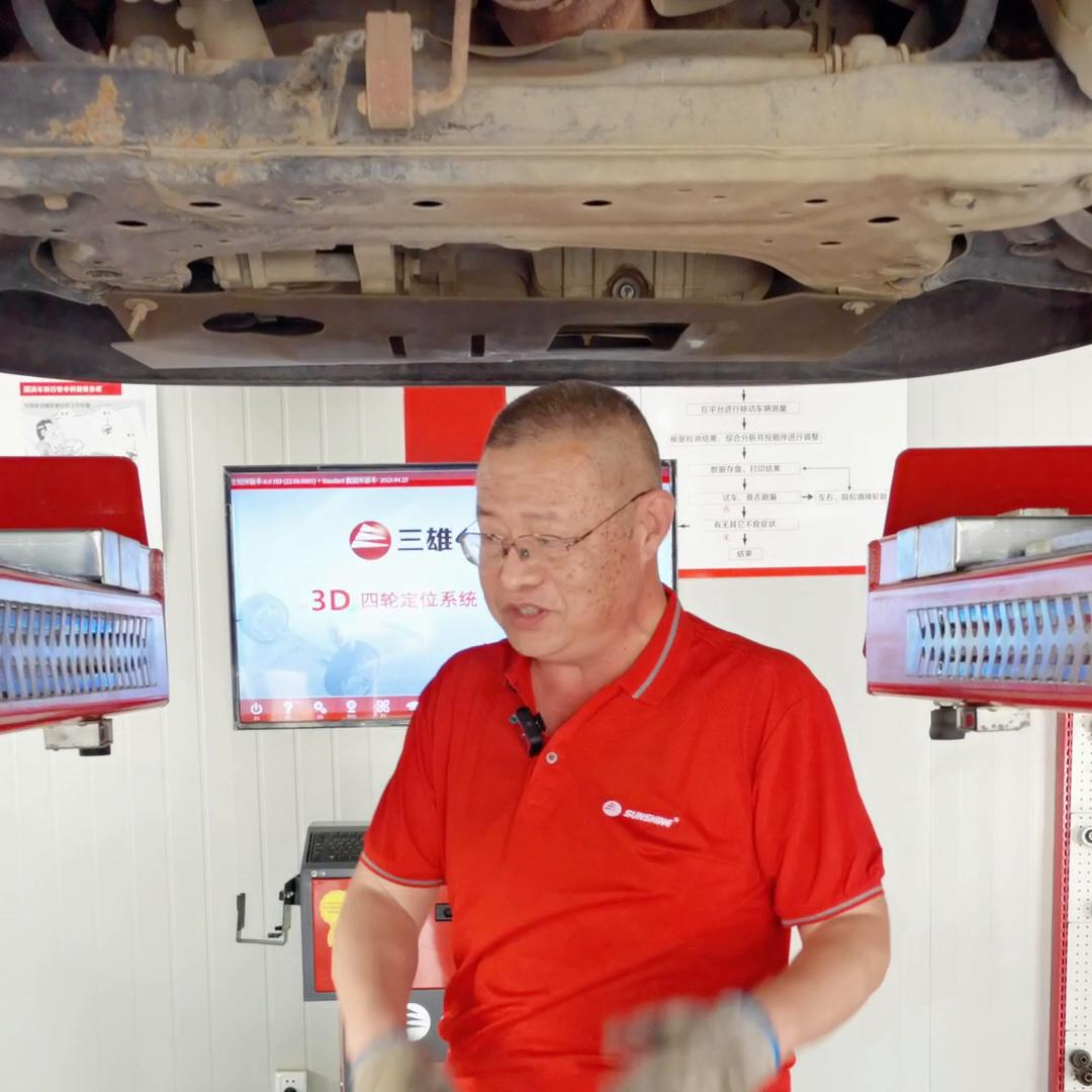 四轮定位方向盘不正怎么调整,顽固的方向盘不正怎么做四轮定位