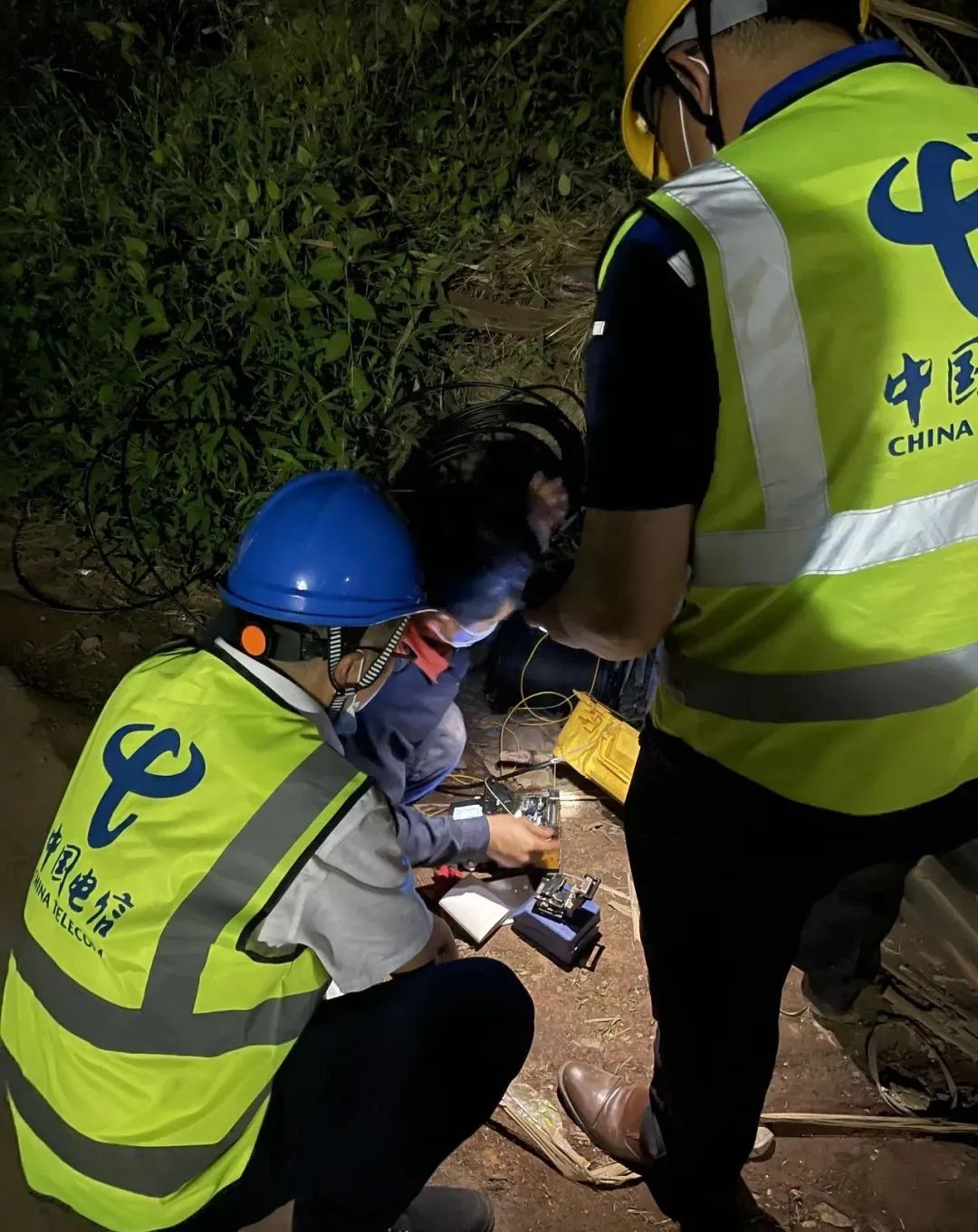 东航客机搜救现场画面,东航坠机搜救现场