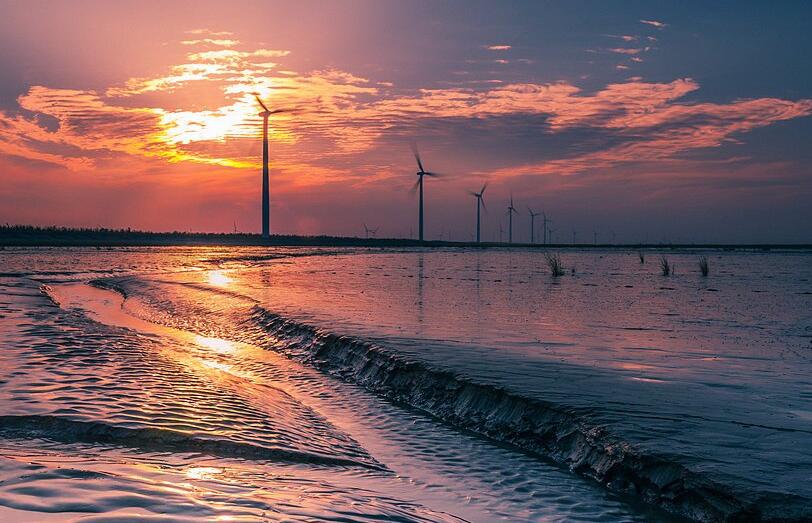 它是江苏千亿县成员之一，户籍人口近100万，人均收入高达43645元