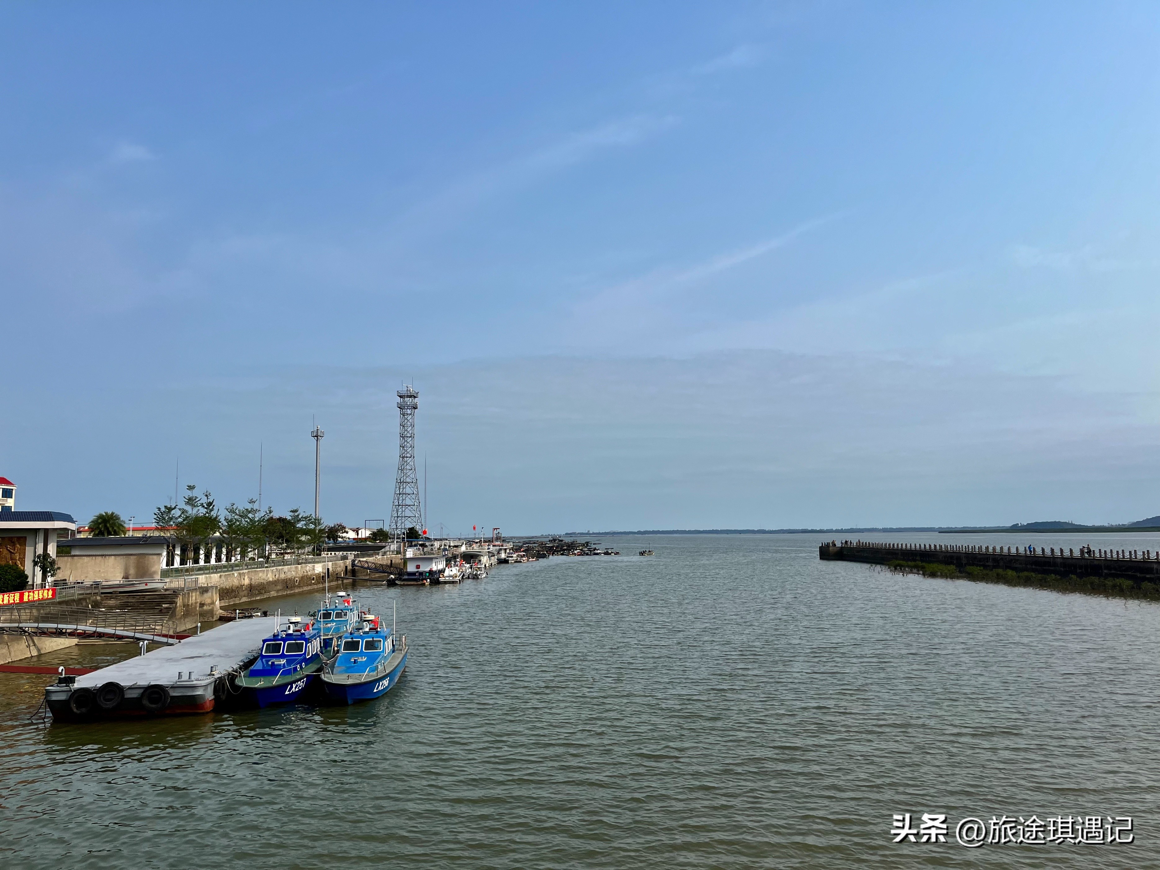 东兴与越南边境交界处,越南人看东兴北仑河