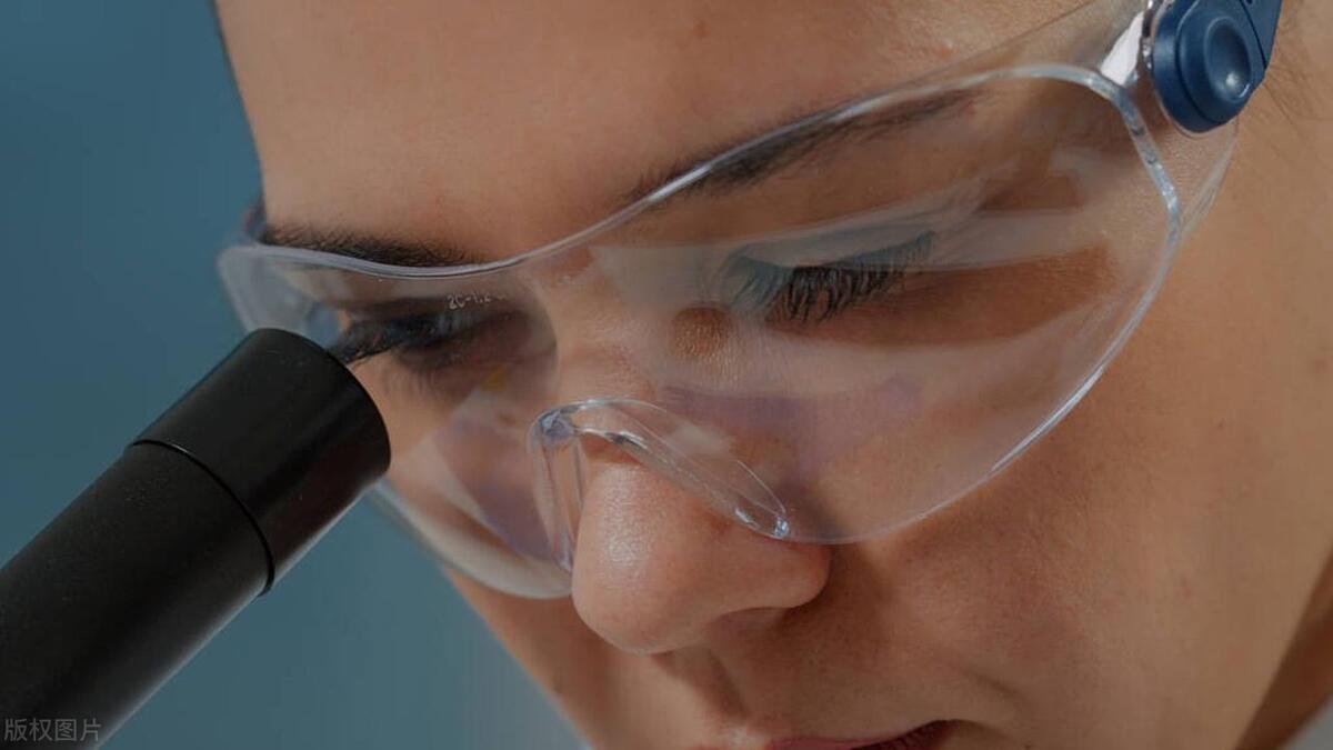 爱护眼睛，老年人如何预防眼底出血呢？医生给出答案