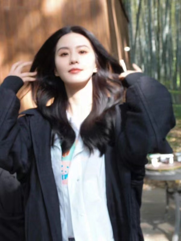 刘诗诗出席活动休闲运动穿搭,刘诗诗一袭粉裙优雅精致