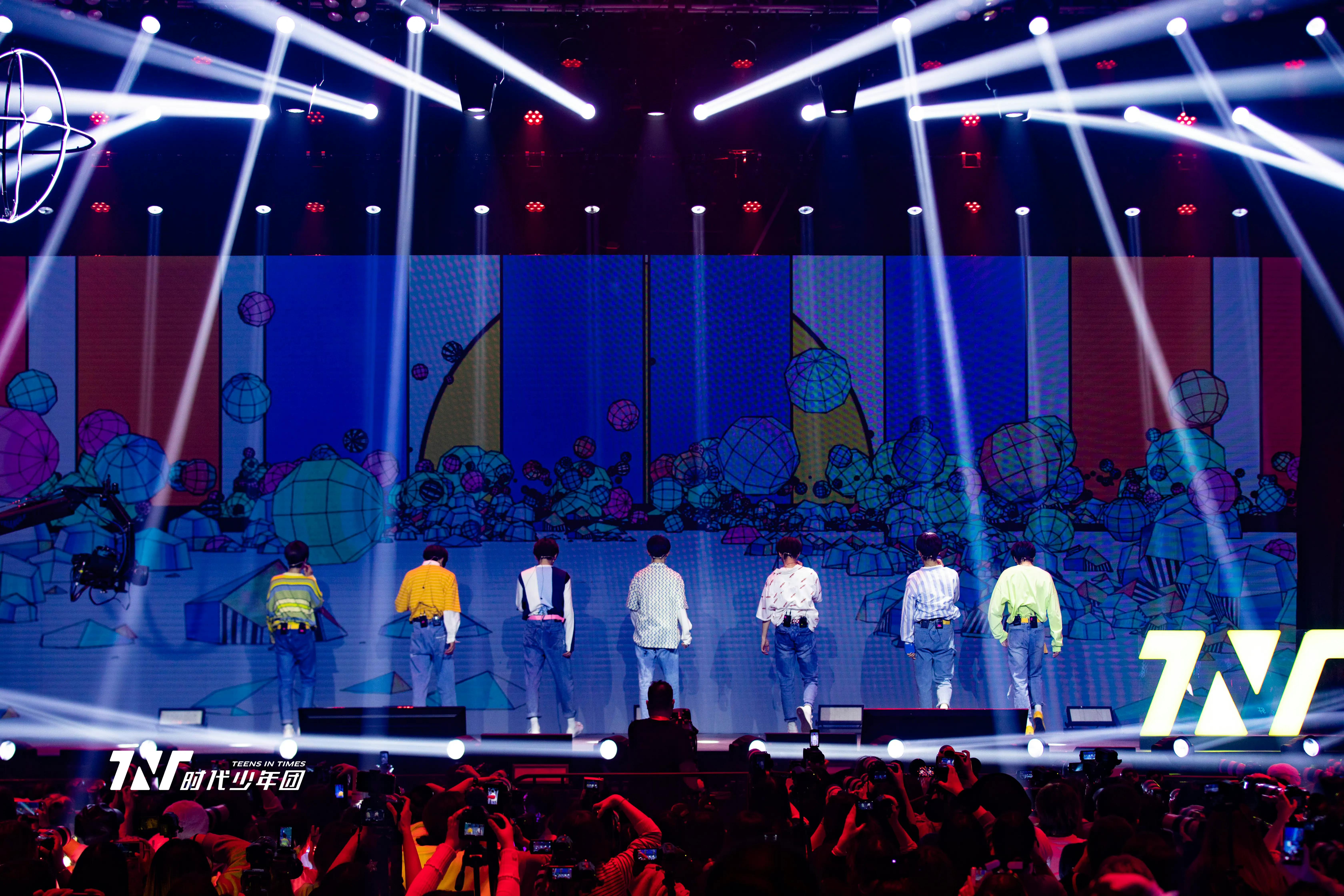 郭敬明和时代少年团合照,时代少年团全员可爱照片合照