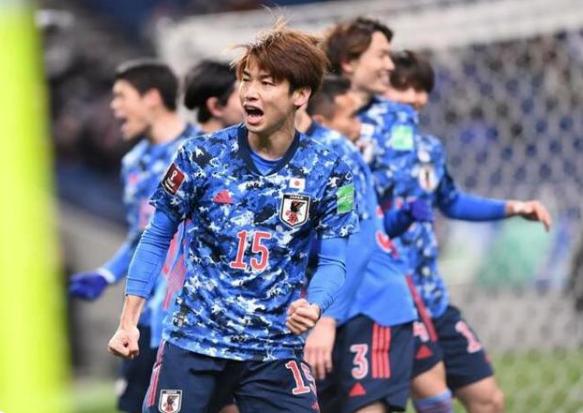 国际足联该出手了！国足遭2大严重误判，《足球报》记者炮轰裁判