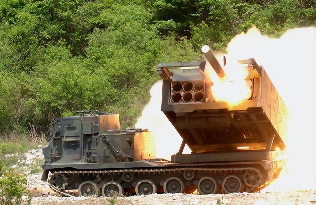 俄罗斯火箭炮攻击视频,俄罗斯冰雹火箭炮万箭齐射