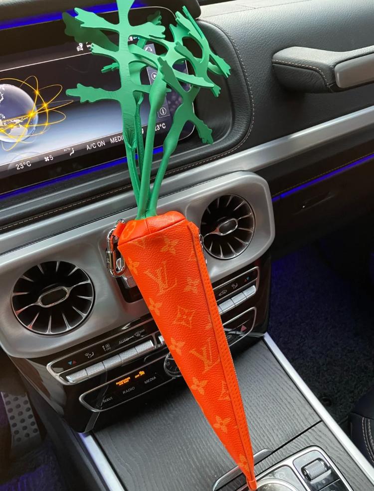 奢侈大牌推出大葱包、黄瓜包？！网友吐槽：蘸酱吃咱能炫几个…