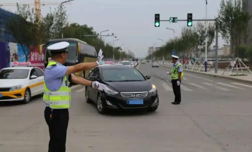 前车发生事故无法通过，后车压线变道算违章吗？再说一次，记住了