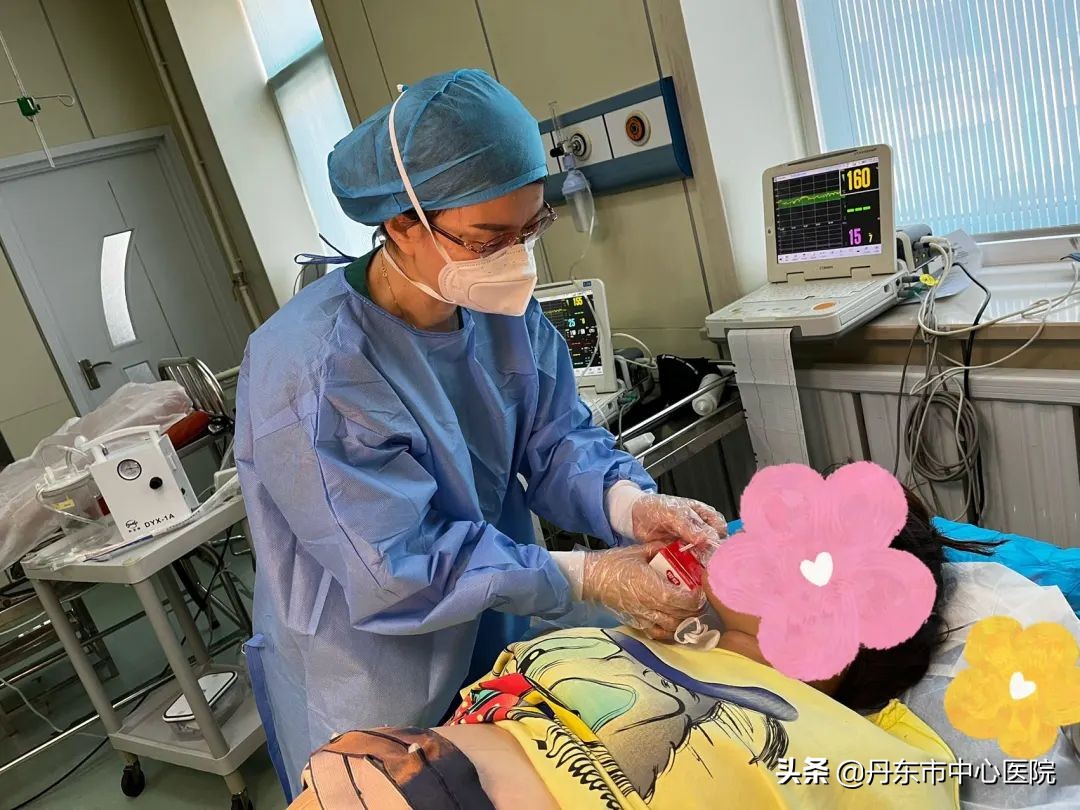 共同·抗疫|疫情下，丹东市中心医院分娩室成功分娩并抢救一足月双胎妊娠初产妇