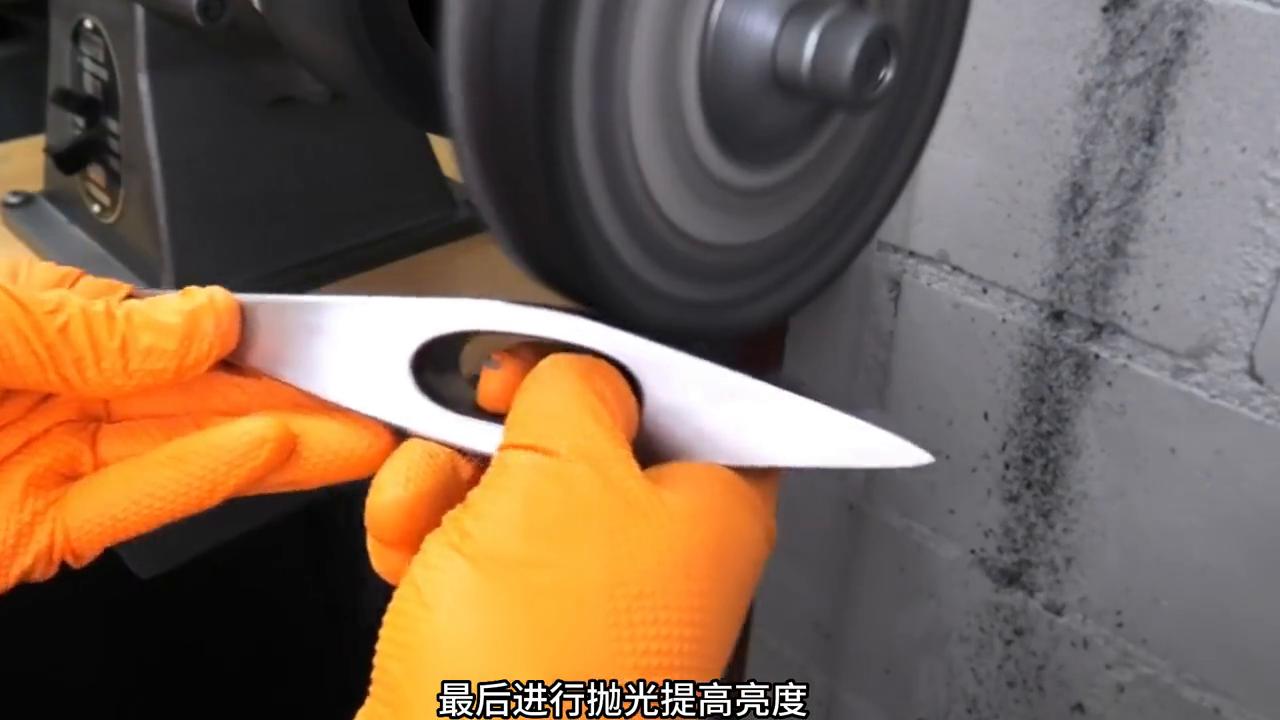 小哥发现一把古老手枪,小哥在野外发现重武器