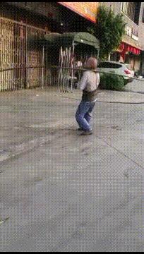 老师上课忘记关投影仪了,女老师上课期间忘记关投影仪