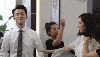 撩汉、乱认爸、男男接吻，这6位明星是没分寸感，还是“耍流氓”