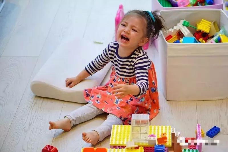 孩子脾气暴躁哭闹教你一招,小孩子又哭又闹怎么教育