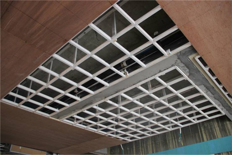 轻钢龙骨吊顶与木龙骨吊顶贵多少,装潢吊顶用木龙骨好还是轻钢龙骨