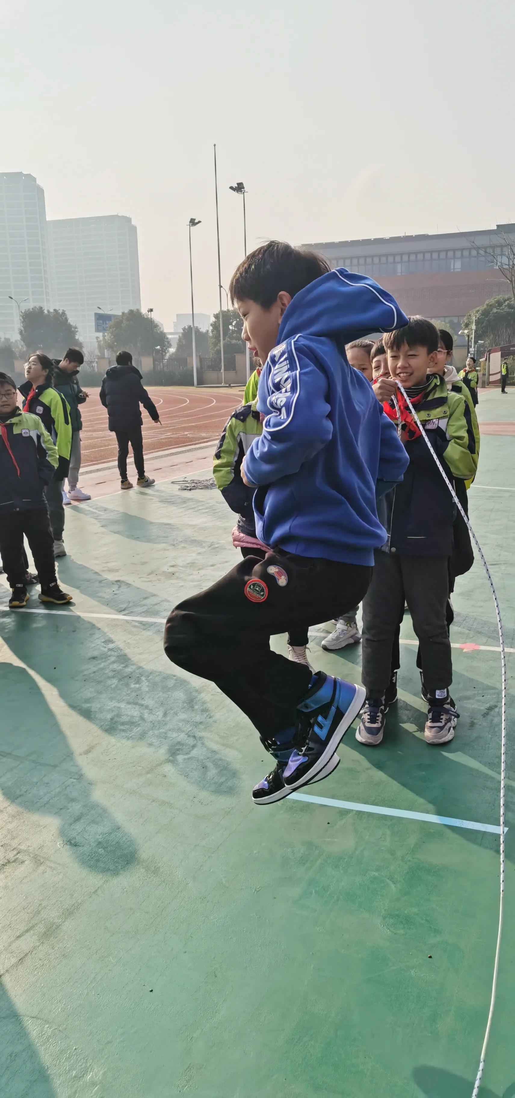 大绳还有什么玩法,大绳里面跳小绳的教学