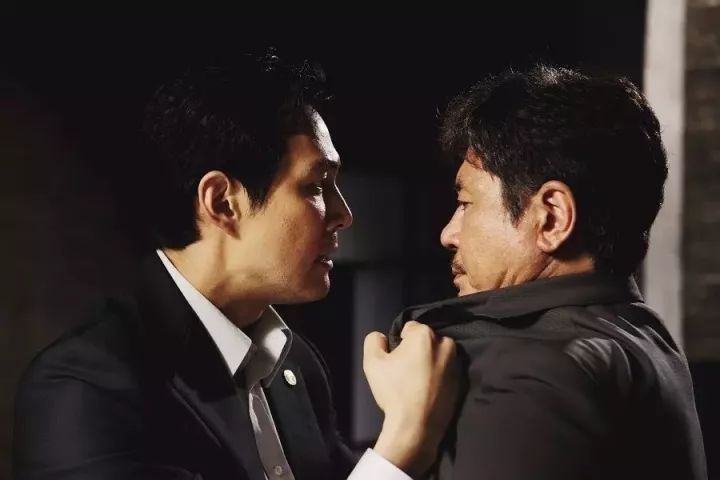 韩国黑帮电影巅峰之作新世界,韩国暴力美学的巅峰之作