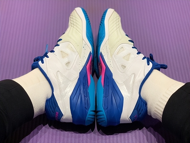 什么牌子羽毛球鞋最好,羽毛球鞋哪个牌子最好耐用又便宜