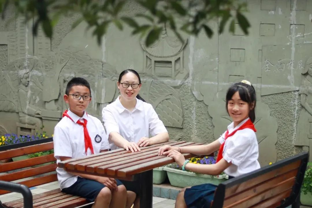 四川天府实验小学,三尺讲台绽芳华共成长