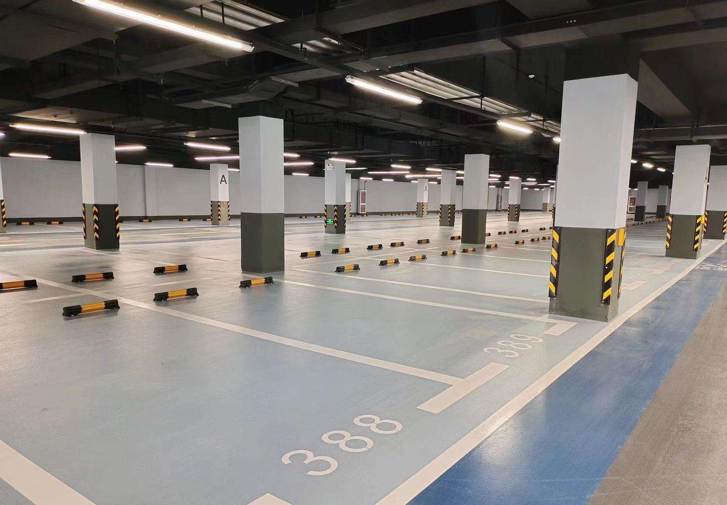 小区无产权地下车位停车费收益,出售小区地下车位收益归谁所有