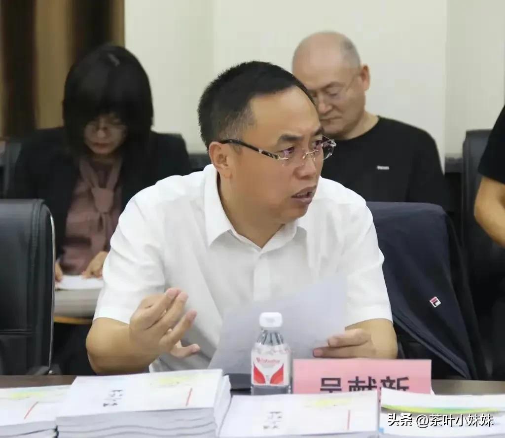 毁三观，网传某教育局长和老婆闺蜜在家中偷情，意外去世！