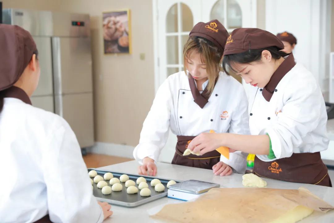在重庆学习西点烘焙前景怎么样,西点烹饪就业前景