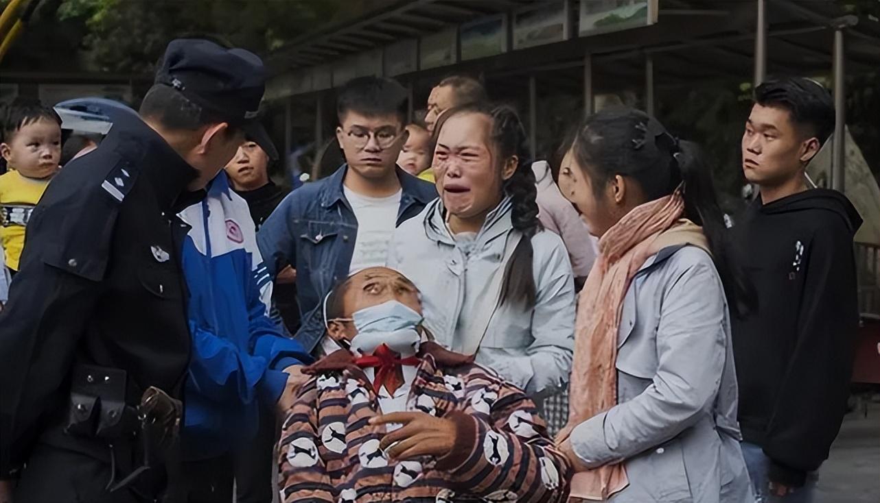 15年安徽女孩街头扮牛,女孩街头扮牛背后的故事